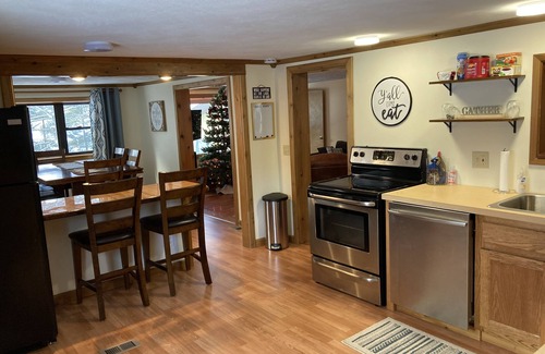 Northeast Michigan Kabine | Fall Vibes! Kayaks, Campfires, S'mores & More! KING BED.