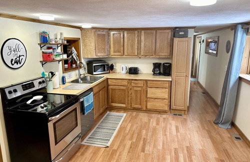 Northeast Michigan Kabine | Fall Vibes! Kayaks, Campfires, S'mores & More! KING BED.