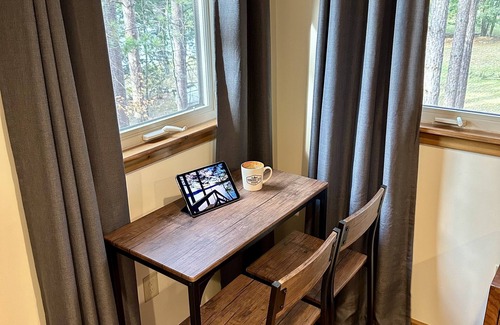 Northeast Michigan Kabine | Fall Vibes! Kayaks, Campfires, S'mores & More! KING BED.