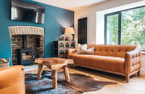 Abercwmboi Haus | Falls Cottage by Solace Stays