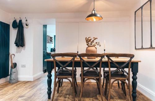 Abercwmboi Haus | Falls Cottage by Solace Stays