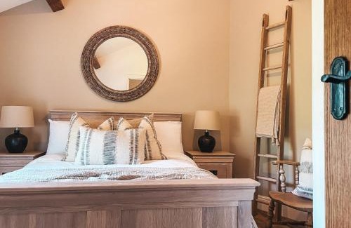 Abercwmboi Haus | Falls Cottage by Solace Stays