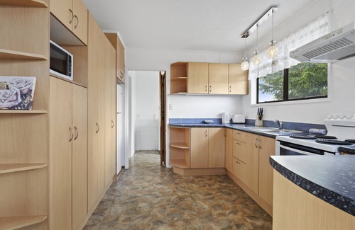 Manurewa Haus | Family 3BR Home with Netflix&Fenced Yard