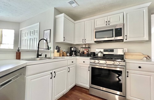 Lawrenceville Haus | Family 4BED/2.5BATH Home|Pool |Duluth/Lawrenceville Near I-85/Sugarloaf