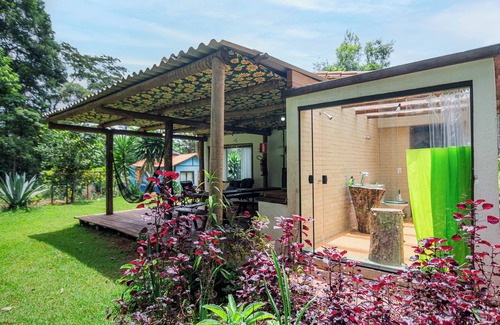 Piedade do Paraopeba Skihütte | Family and pet friendly chalet in Brumadinho 30 minutes from BH. Kitchen integrated with nature.