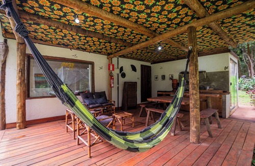 Piedade do Paraopeba Skihütte | Family and pet friendly chalet in Brumadinho 30 minutes from BH. Kitchen integrated with nature.