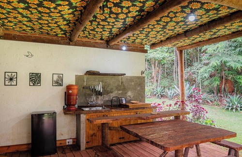 Piedade do Paraopeba Skihütte | Family and pet friendly chalet in Brumadinho 30 minutes from BH. Kitchen integrated with nature.