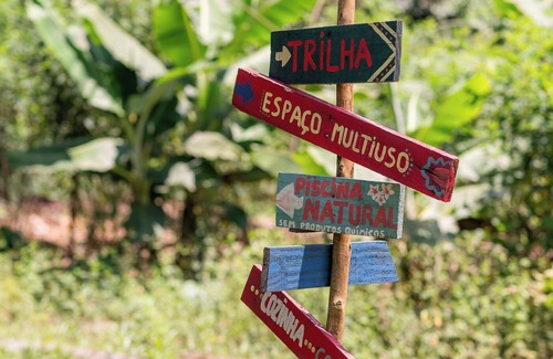 Piedade do Paraopeba Skihütte | Family and pet friendly chalet in Brumadinho 30 minutes from BH. Kitchen integrated with nature.