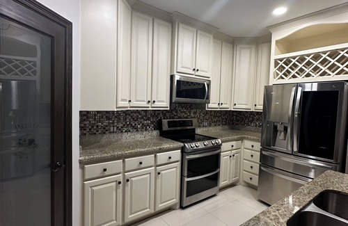 Brownsville Haus | Family Escape Home w/playground 5 minutes from shopping centers & restaurants