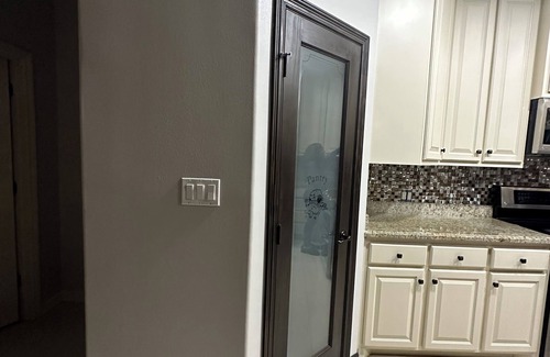 Brownsville Haus | Family Escape Home w/playground 5 minutes from shopping centers & restaurants