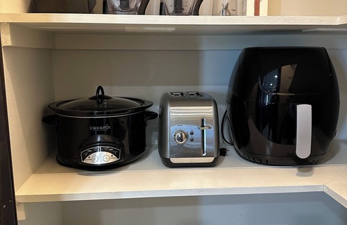 Brownsville Haus | Family Escape Home w/playground 5 minutes from shopping centers & restaurants