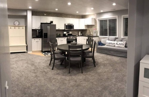 Sandy Wohnung | Family Favorite with Indoor Basketball Court