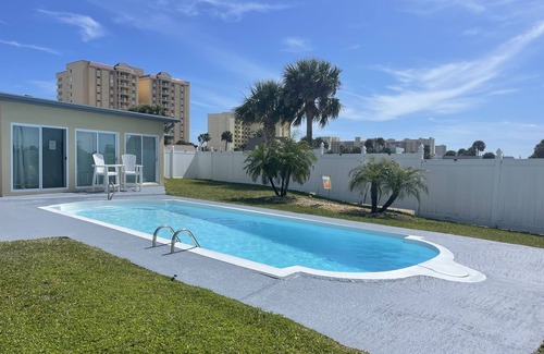 Daytona Beach Haus | Familienfreundlich! 3 Schlafzimmer / 2 Badezimmer mit Meerblick und beheiztem Pool umgebaut