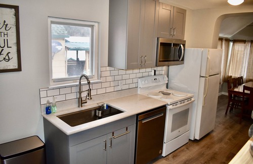 Kellogg Haus | Family-Friendly 3BR Home near River & Bike Path! Close to downtown.