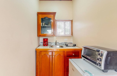 Dangriga Wohnung | Charmantes Studio mit Eingangstor, Parkplatz und kostenlosem Frühstück