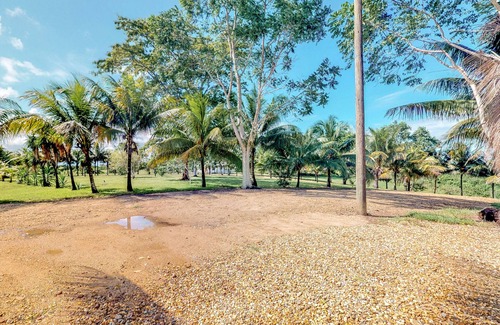 Dangriga Wohnung | Charmantes Studio mit Eingangstor, Parkplatz und kostenlosem Frühstück