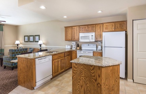 Williamsburg Resort | Family-Friendly Condos w/beautiful pools, games, and miniature golf