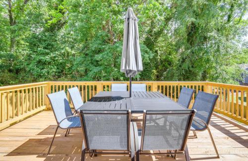 Leslie Estates Haus | Family-Friendly Deck and Yard Modern Decatur Home