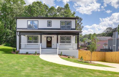 Leslie Estates Haus | Family-Friendly Deck and Yard Modern Decatur Home