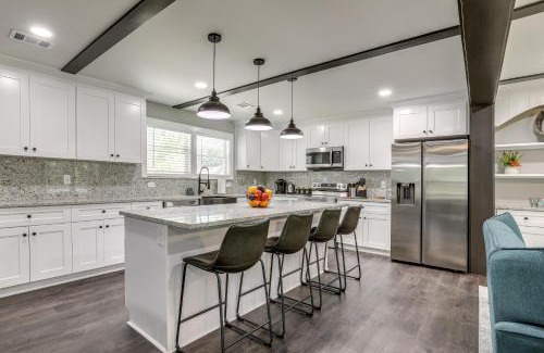 Leslie Estates Haus | Family-Friendly Deck and Yard Modern Decatur Home