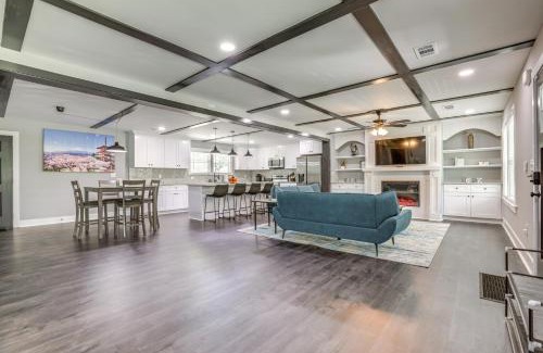 Leslie Estates Haus | Family-Friendly Deck and Yard Modern Decatur Home