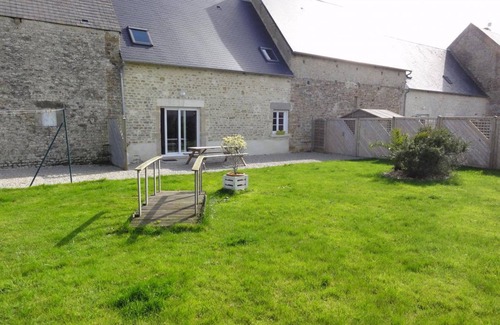 Ravenoville Hütte | Gemütliches Ferienhaus in normannischer Steinfarm mit Garten, Spielbereich und in Strandnähe