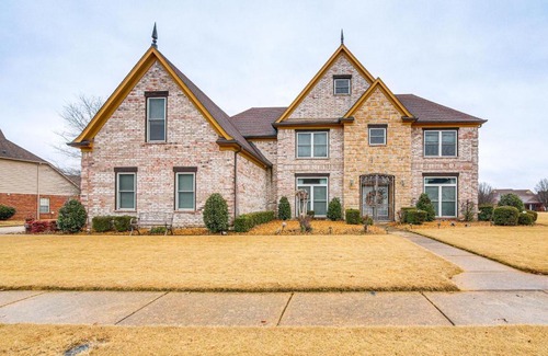 Lakes of Forest Hill Haus | Family-Friendly Gem with Home Office in Memphis