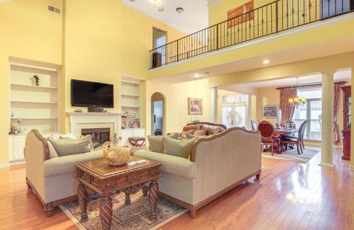 Lakes of Forest Hill Haus | Family-Friendly Gem with Home Office in Memphis