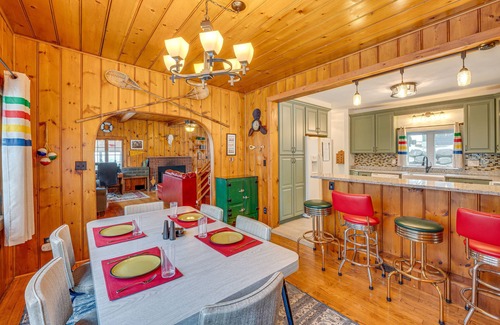McFarland Haus | Family-Friendly Lake Waubesa Home: Boat + Swim!