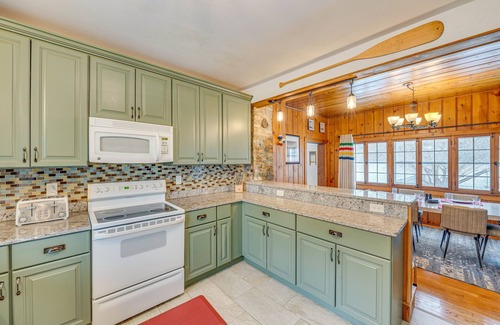 McFarland Haus | Family-Friendly Lake Waubesa Home: Boat + Swim!