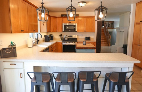 La Porte Haus | Family Friendly Retreat, sleeps 12+, Pole Barn with games, Large inground pool