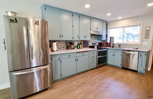 Central Oregon Haus | Family fun on large deck overlooking Delta Ponds - total remodel complete 6/2022