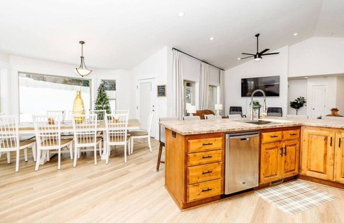 North Logan Haus | Family Fun with Adventure AND Relaxation! Fun Factory, Hot Tub, and Style Galore