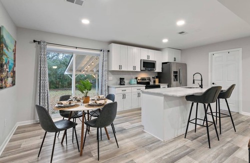 North Decatur Haus | Family getaway near Emory with brand new kitchen