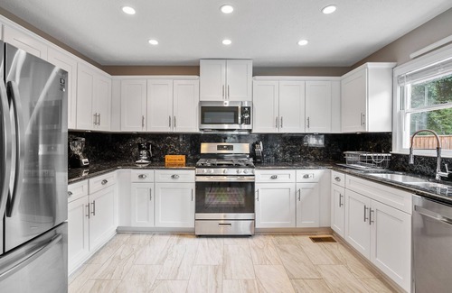 Conyers Haus | ✩Family Getaway ✩POOL ✩ Hot tub ✩ Pet Friendly ✩Sleeps 10