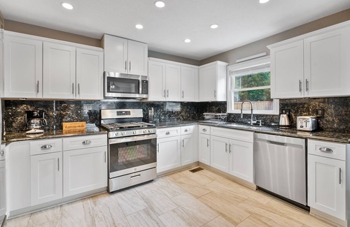 Conyers Haus | ✩Family Getaway ✩POOL ✩ Hot tub ✩ Pet Friendly ✩Sleeps 10