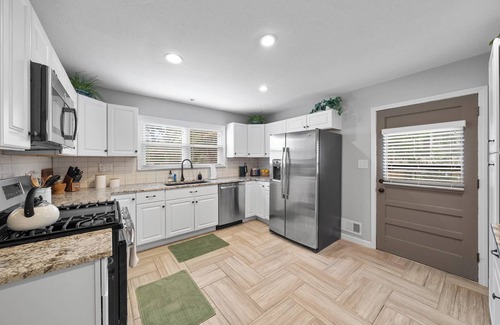 Lee's Summit Haus | 4BR\2BA Family Home|Mins to DT|Pets|PrivateParking