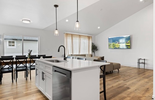 Orem Haus | Family Home Orem 4BD w/ Hot Tub