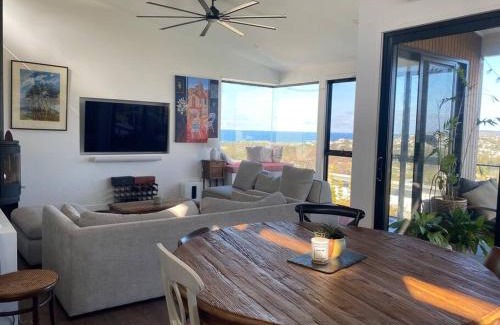 North Curl Curl Haus | Family home with pool and views
