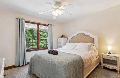 Amherst Haus | Family Paradise - Pool Theater Games Galore