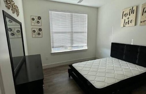 Cypress Haus | Family Retreat with Island Kitchen/EV Charging