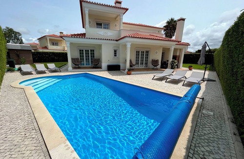 Praia del Rei Villa | Familienvilla mit privatem beheiztem Pool, in der Nähe herrlicher Strände