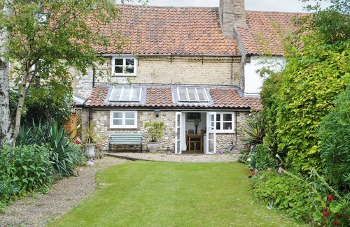Methwold Hütte | Fantastic character cottage, brimming with charm and set in mature gardens.