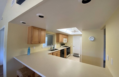 New Smyrna Beach Haus | Fantastic Golf Course View, 10 min to the beach, 1 hour 20 to the theme parks