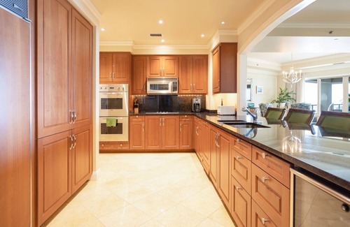 Seven Mile Beach Eigentumswohnung | Fantastic Large Oceanfront Residence Located at The Ritz-Carlton, Grand Cayma