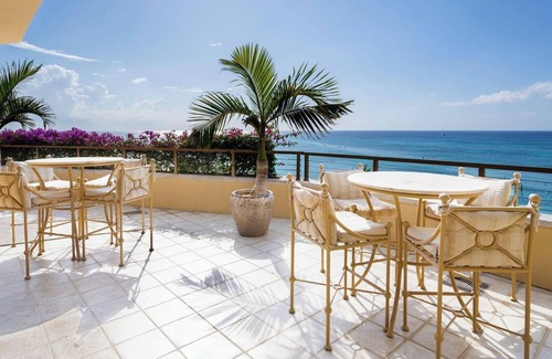 Seven Mile Beach Eigentumswohnung | Fantastic Large Oceanfront Residence Located at The Ritz-Carlton, Grand Cayma