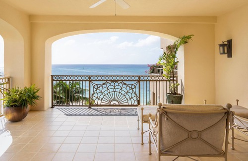Seven Mile Beach Eigentumswohnung | Fantastic Large Oceanfront Residence Located at The Ritz-Carlton, Grand Cayma