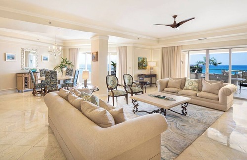 Seven Mile Beach Eigentumswohnung | Fantastic Large Oceanfront Residence Located at The Ritz-Carlton, Grand Cayma