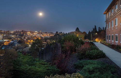 Pullman Hotel | Fantastic of Pullman! Convenient Room w/ Free Breakfast, Free Parking, Pool