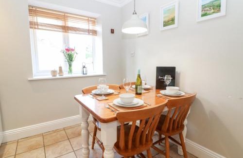 Painswick Haus | Farm View Lodge